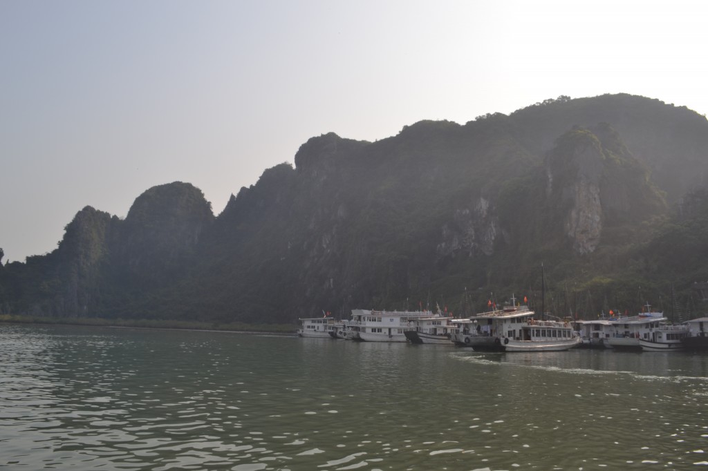 Barcos ancorados em Halong Bay