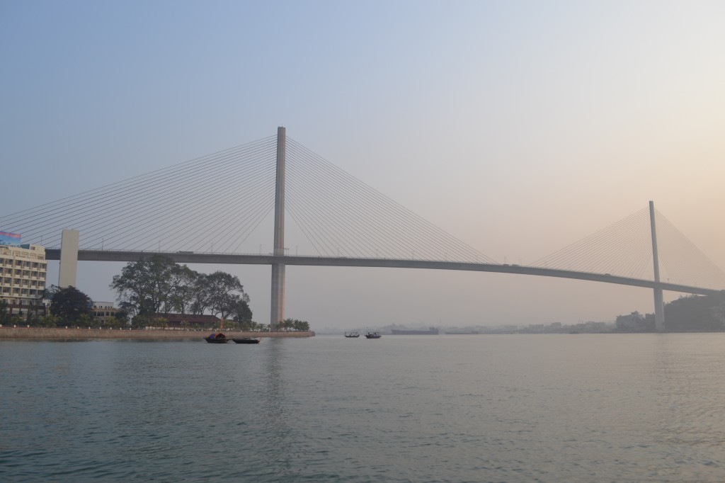 Ponte que liga o porto à parte central de Halong