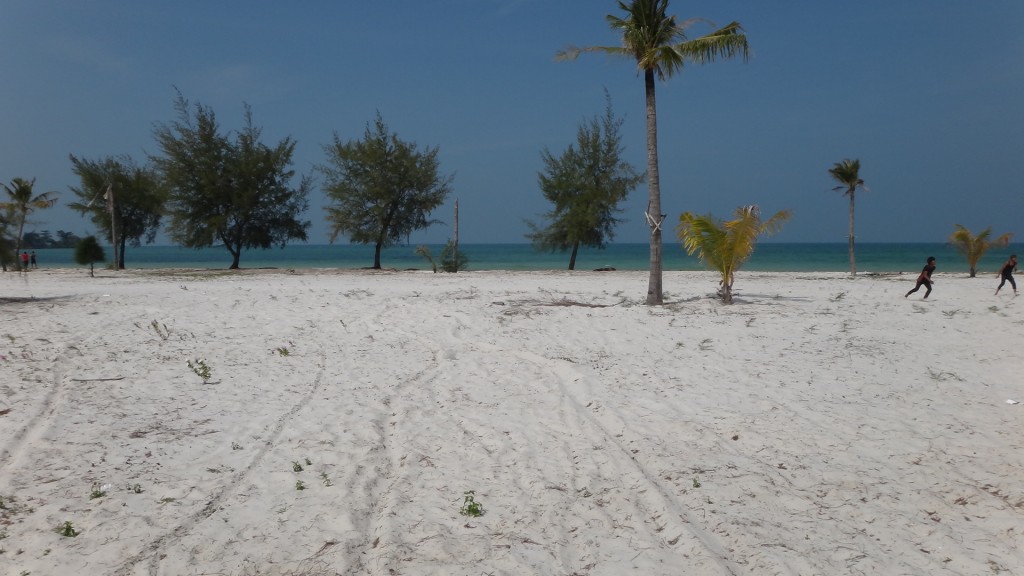 A areia é bem fina e branca, mas a praia é praticamente vazia em Sihanoukville