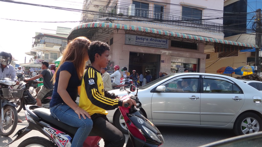 Jovem no comando de uma moto em Sihanoukville