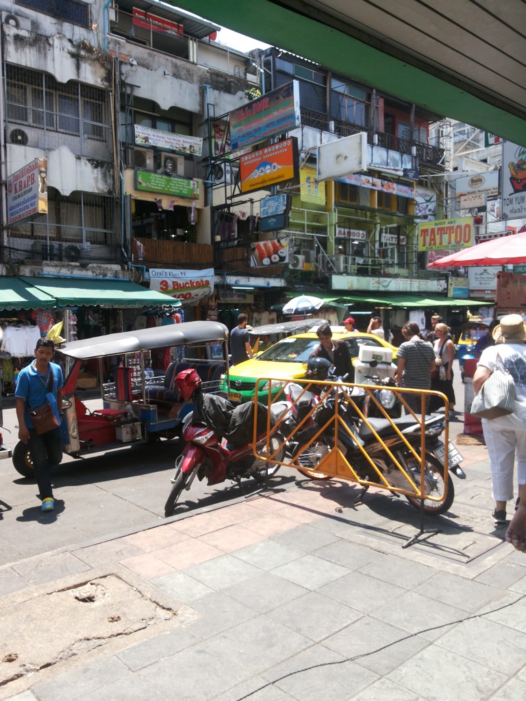 Khao San Road atulhada de lojinhas, trânsito de tuk tuk e turistas