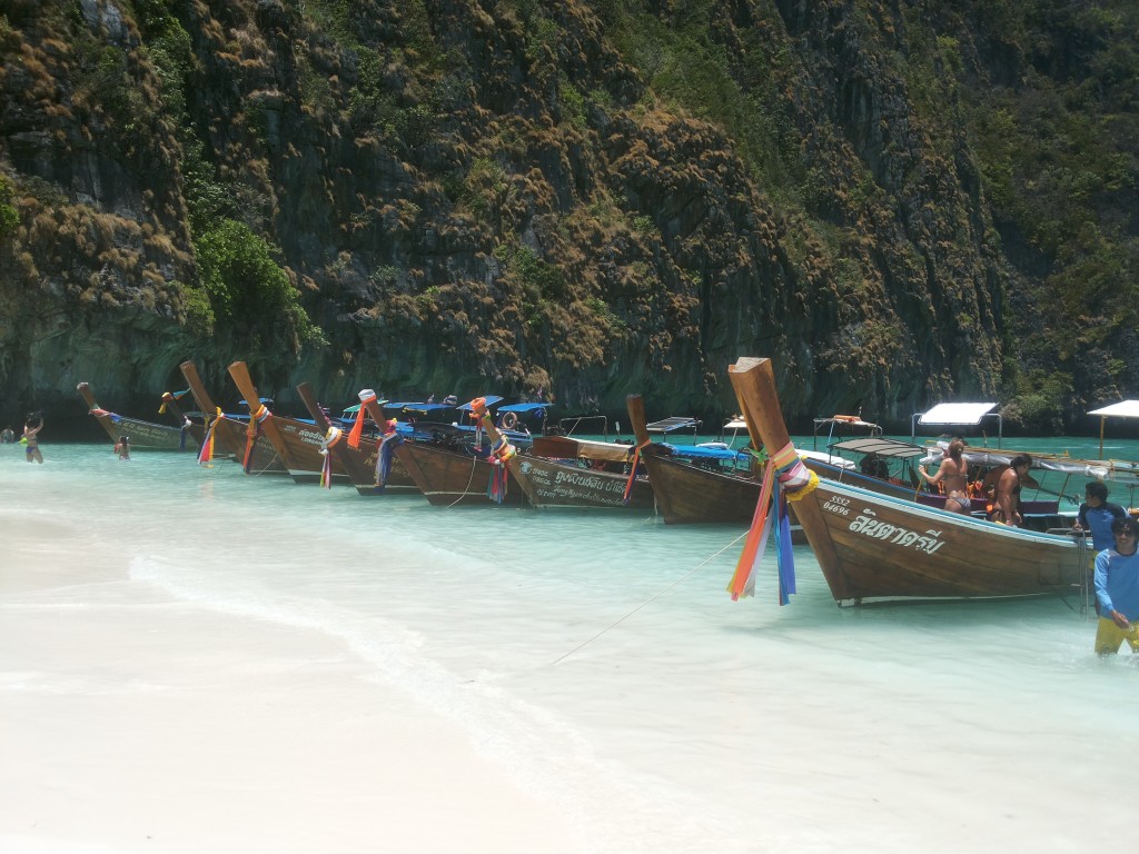 Vista dos barquinhos em Maya Bay